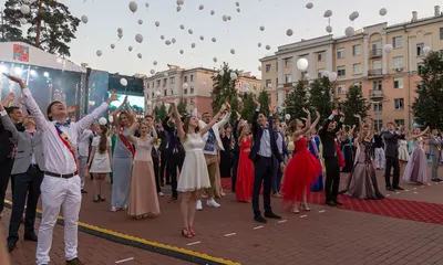 Фото платьев на выпускной: выбирайте размер и формат