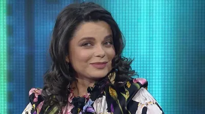 Наташа Королева в платье с разрезом