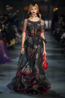 Невероятная красота платьев Valentino на картинках