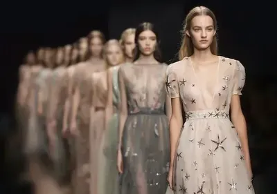 Изображения платьев Valentino, которые подчеркнут вашу индивидуальность