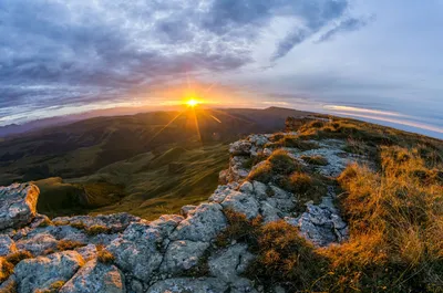 Плато бермамыт в солнечный день: фотография с лучами света