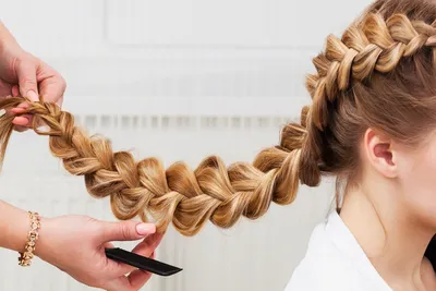 Glavskidka.ru - Секреты и схемы эффектного плетения кос Плетение кос — это  прекрасный способ сохранить аккуратную прическу на целый день. Сегодня  такая укладка пользуется необыкновенной популярностью у модниц любого  возраста. Тем более