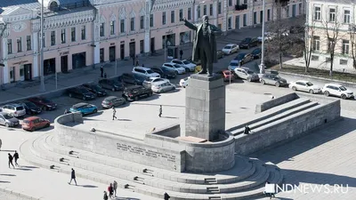 В Екатеринбурге поправили новогоднюю елку на площади 1905 года - KP.RU