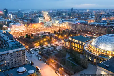 Улицу Ленина в Новосибирске украшают цветами к юбилею города. ФОТО |  21.06.2023 | Омск - БезФормата