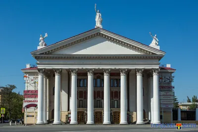 Старый Волгоград - Площадь Павших борцов. В левой части кадра виднеется  обелиск, которому суждено будет выстоять во время боёв, демонтирован он  будет уже в 50-е, когда на его месте начнётся возведение современного,