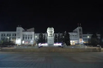 Ночной Улан-Удэ. Площадь Советов. Памятник Ленину, здания мэрии города и  правительства Бурятии с флагами (2021 год)