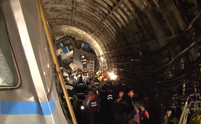 В московском метро столкнулись два поезда, в кабине оказался зажат машинист  (видео)