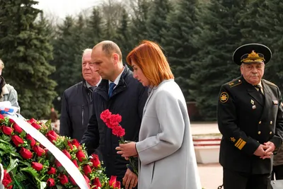 Путин возложил цветы к монументу погибшим морякам с подлодки «Курск»