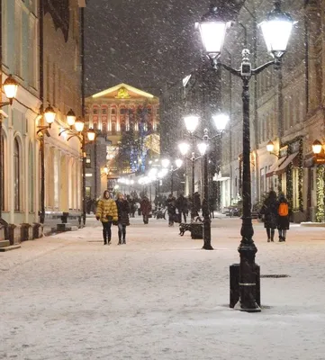 Москва. Столешников переулок. Погода в Москве продолжает нас удивлять. Вчера  вечером мело! Утром оказалось что снега… | Pictures of people, Cool photos,  Street view