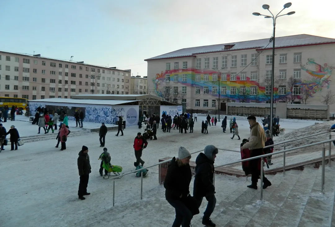 Орск новости никель. Орск поселок никель. Поселок никель Мурманская область. Никель город площадь. Каток пгт никель.