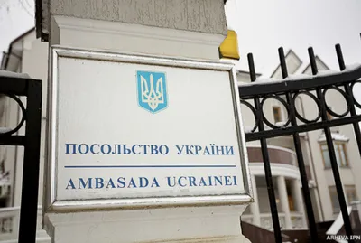 Посольство России на Украине спустило флаги: Украина: Бывший СССР: Lenta.ru