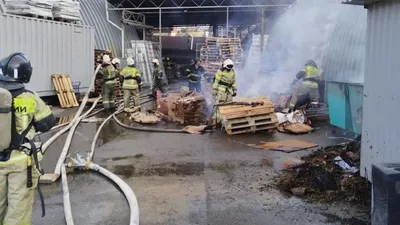 В Краснодаре потушили огонь в складском помещении на площади 400 квадратных  метров