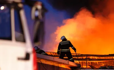 В Краснодаре около ТЦ вспыхнул пожар из-за запущенного в небо салюта -  Газета.Ru | Новости