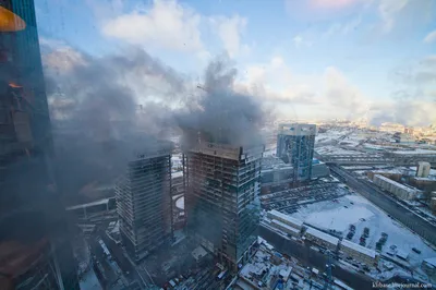 Одна из башен Федерации Москва-Сити неспешно горит