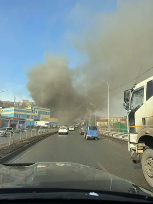 Во Владивостоке уже 8 часов ликвидируют крупный пожар на складе — РБК