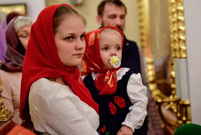 Гнездо С Цветными Пасхальными Яйцами Дома В День Пасхи. Празднование Пасхи  Весной. Окрашивание Яиц. Фотография, картинки, изображения и  сток-фотография без роялти. Image 71380206