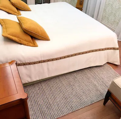 Модель современного индийского коврового полотна Chester в дизайне спальни  загородного дома