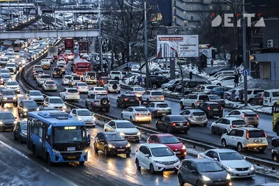 Владивосток продолжает тонуть в снегу, а горожане - опаздывать на работу  из-за пробок