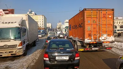 В предпраздничный день Владивосток сковали пробки из-за «тюльпанщиков», ДТП  и затопленной Луговой – Новости Владивостока на VL.ru