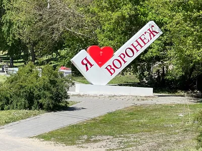 Не здесь, а тут: в Воронеже на фасаде кинотеатра «Пролетарий» обнаружили  грамматический ляп | Горком36 новости Воронеж