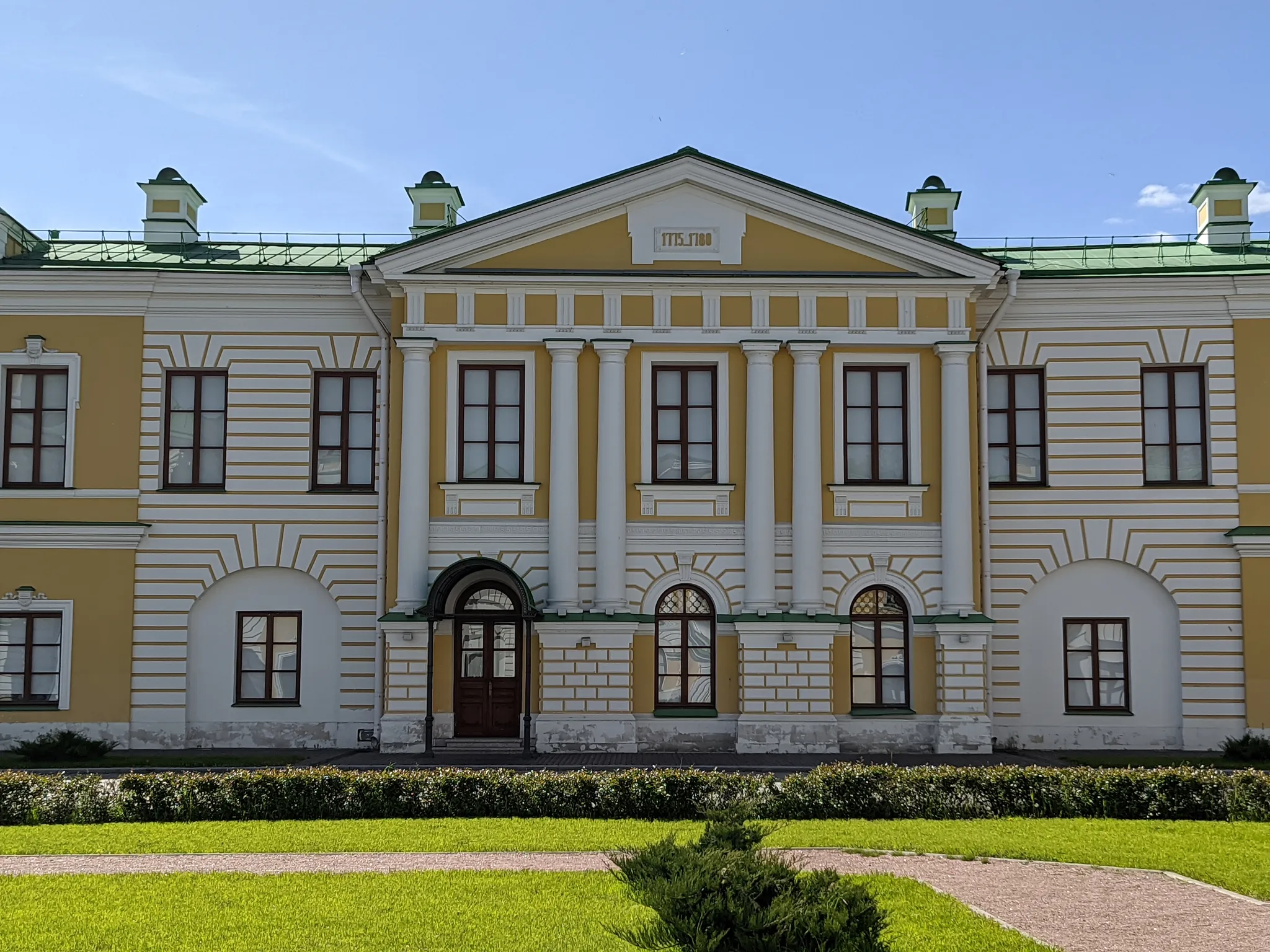 Императорский путевой дворец в москве. Императорский путевой дворец в Твери. Путевой дворец Екатерины II Великий Новгород. Путевой дворец Петра 1 в Липецке. Путевой дворец Солнечногорск.