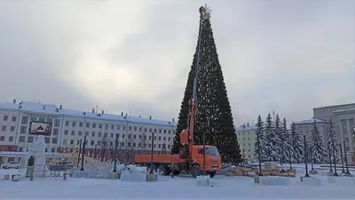 Началось оформление Театральной площади к Новому году | 29.11.2023 | Киров  - БезФормата