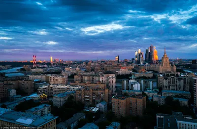 Рассвет в Москве над домами и красивый восход солнца города отраженный в  окнах высотных зданий и небоскребов на морозной зиме Стоковое Фото -  изображение насчитывающей трубы, утро: 137019874