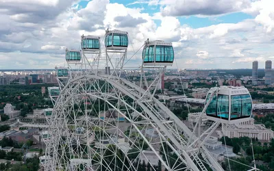 Рассвет в Москве над домами и красивый восход солнца города отраженный в  окнах высотных зданий и небоскребов на морозной зиме Стоковое Изображение -  изображение насчитывающей центр, дорога: 137019853