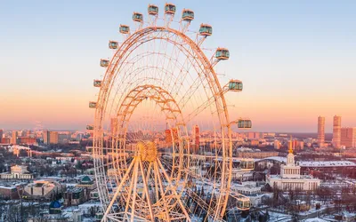 Фото дня. Жители Москвы поделились яркими кадрами оранжевого заката | РБК  Life