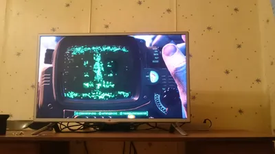 счастливая размытая девушка показывает белый экран смартфона в студии.  Стоковое Фото - изображение насчитывающей персона, цифрово: 249543262