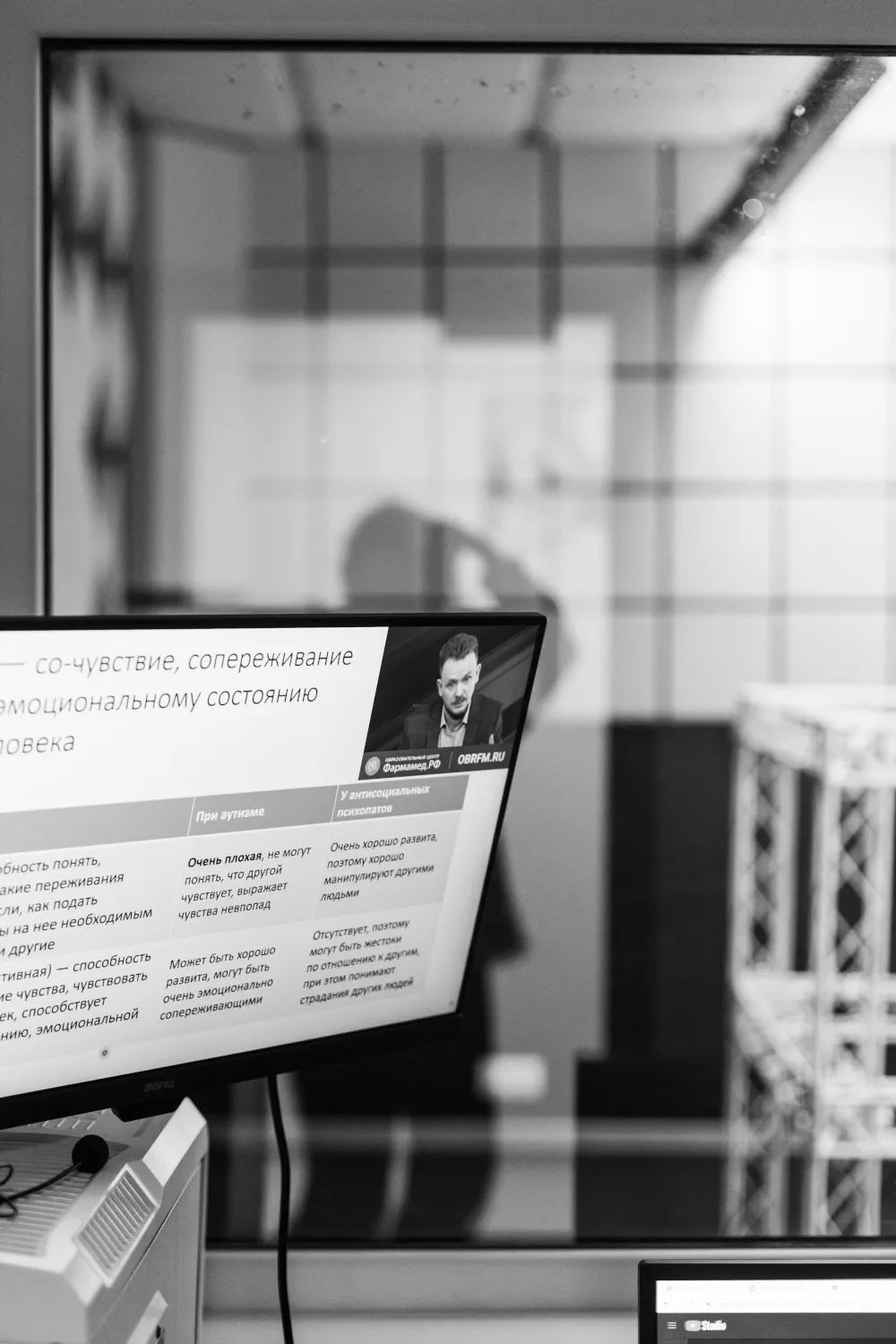 Руки держат планшетный ПК на деревянный стол и свет размытый фон :: Стоковая фотография :: Pixel-Shot Studio Руки держат планшетный ПК на деревянный стол и свет размытый фон :: Стоковая фотография :: Pixel-Shot Studio