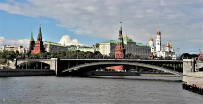 вид с пешеходного моста Богдан Хмельницкий до реки Москвы. Редакционное  Фото - изображение насчитывающей правительство, река: 257397331