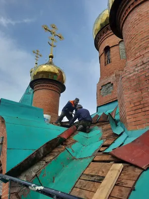 Владивосток, Россия, 01 июня 2016 г. Ремонт и реставрация типичного  пятиэтажного здания – Стоковое редакционное фото © irinabal18 #130432256