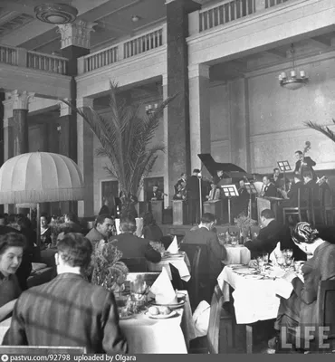 MOSCOW - JULY 2014: Interior of a luxury restaurant \"OGNI\". The main hall  with a table, a wine rack and bar made of wood Stock Photo - Alamy