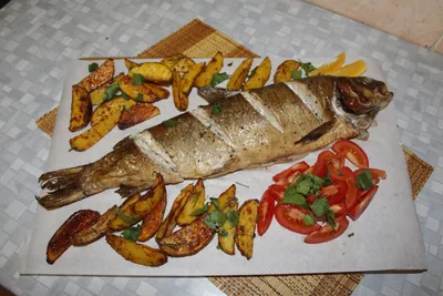 Рыба, тушенная со сметанным соусом в мультиварке - Лайфхакер