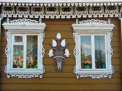 Резные наличники — один из символов русского зодчества. Но совсем скоро они  могут исчезнуть. Почему? Объясняет «наличниковед» Иван Хафизов — Meduza