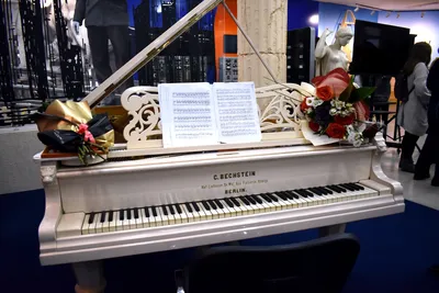 Белый рояль С. BECHSTEIN