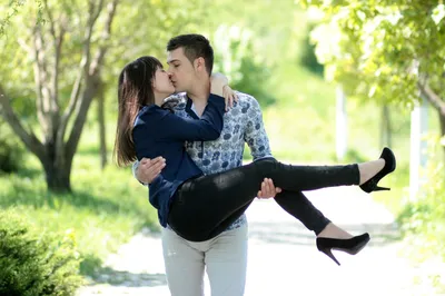 Романтика Love Kiss Hug Дружба, поцелуй, любовь, разное, лицо png | PNGWing