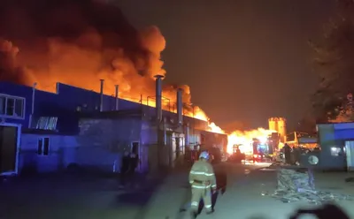 На территории ТЦ в Ростове-на-Дону произошел пожар площадью 1,5 тыс. кв.м —  РБК
