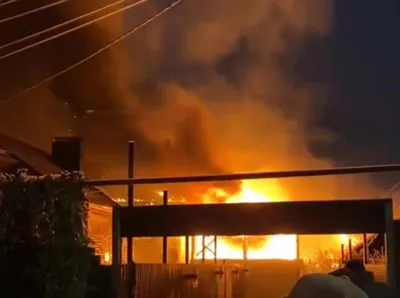 ДОН24 - Фото и видео с места пожара: в Ростове продолжают тушить здание  погрануправления