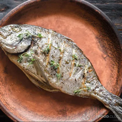 Пирог заливной с луком, яйцами и рыбой на сметане — рецепт от ВкусВилл