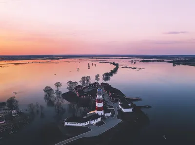 Travelizm Russia - 📍Шумашь, Рязанская область, Россия Кусочек Норвегии в  России. «Рыбацкая деревня» — это небольшой гостиничный комплекс в  норвежском стиле с маяком на берегу Оки. Находится под Рязанью, в 12  километрах