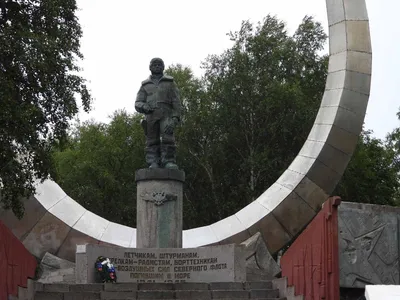 Памятник В. И. Ленину, жанровая скульптура, Мурманская область, поселок  городского типа Сафоново, Аллея Славы героев-авиаторов Северного флота —  Яндекс Карты