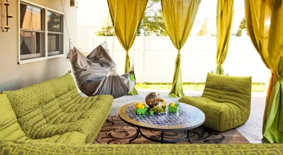 Интерьер с зеленым диваном | Блог о дизайне интерьера OneAndHome