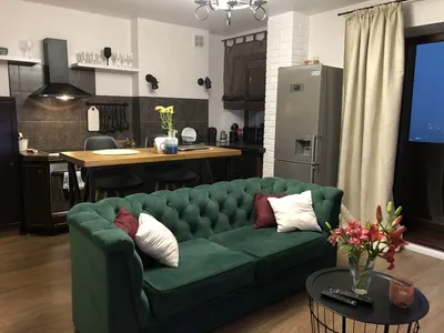 Скандинавский стиль и зелёный диван в мужском интерьере двухкомнатной  квартиры — Roomble.com