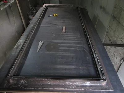 Самодельные домашние старые двери забора из сетки деревянной и металла,  установленной на заржаветом полюсе металла в окружении с U Стоковое Фото -  изображение насчитывающей двери, трава: 180591930