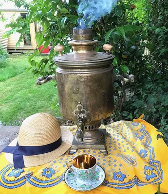 An antique Russian brass samovar featuring a classical s… | Drouot.com