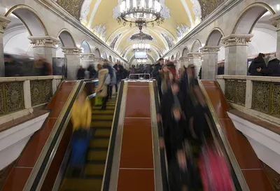 Красивые станции метро в Москве: «Маяковская», «Новослободская», «Площадь  Революции».