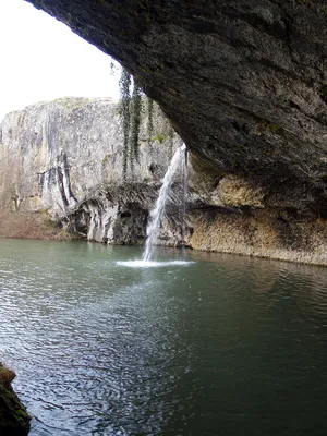 🌿😍 Водопад Мердвен-Тобе и грот Коба-Чаир - живописные  достопримечательности Крыма ⠀ Водопад Мердвен-Тобе и грот Коба-Чаир  находиться… | Instagram