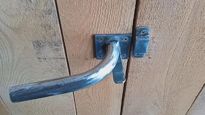 Что такое дверная задвижка